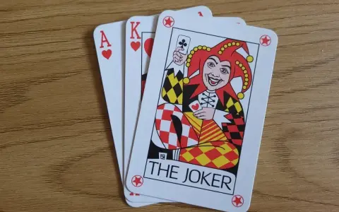 Karty do gry: As i Król kier, a także karta Joker. Idealne do gry w 66.