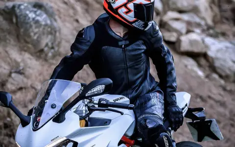 Motociclista con equipo completo, mostrando cómo debe quedar un casco de moto.