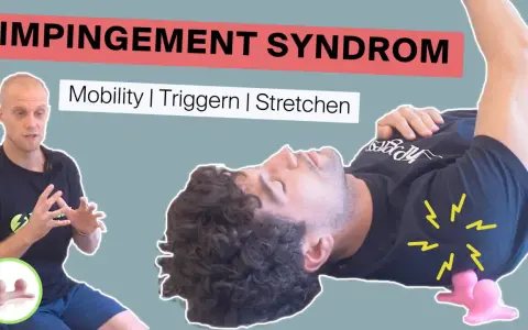 Mann mit Impingement-Syndrom in ungünstiger Schlafposition. Ein Trainer erklärt Mobilität und Triggerpunkte.