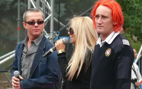 Ich Troje, pierwsza płyta, na scenie z mikrofonami.