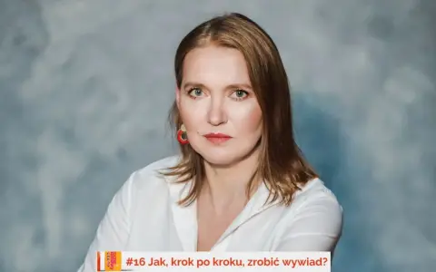 Kobieta w białej koszuli, z rudymi włosami i czerwoną biżuterią, udziela wywiadu. #16 Jak, krok po kroku, zrobić wywiad?