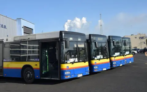 Autobus 130 rozkład jazdy. Kilka autobusów MAN w kolorach niebiesko-żółto-czerwonym stoi na parkingu.