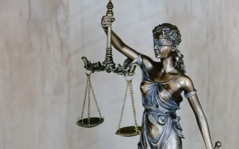Figurka Temidy z wagą symbolizuje sprawiedliwość, która jest kluczowa przy nowelizacji kodeksu karnego.