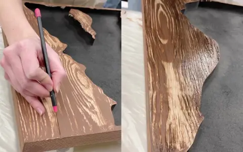 Mano detallando un diseño para pintar efecto madera sobre una superficie.