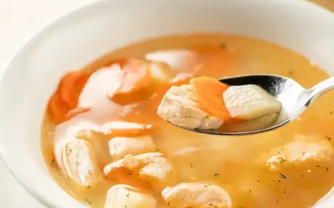 Łyżka z kawałkami ryby, marchewki i ziemniaków w aromatycznym bulionie. To smak dzieciństwa, jak zupa rybna przepis babci.