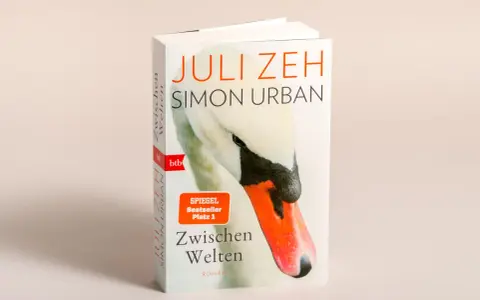 Buchcover "Zwischen Welten" von Juli Zeh und Simon Urban mit Schwanenmotiv und SPIEGEL-Bestseller-Siegel.