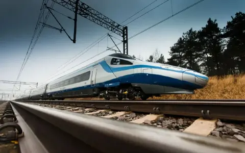 Nowoczesny pociąg Pendolino mknie po torach, gotowy do podróży z Warszawy do Sopotu.