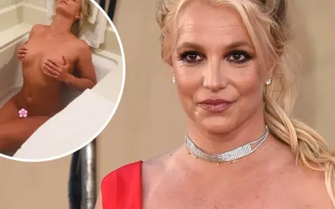Britney Spears naken i badkar, med en blomma som täcker hennes intima delar. Bredvid syns hennes ansikte i närbild.