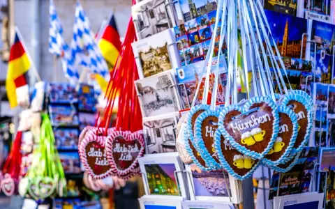 Serce z piernika z napisem "München" i kufelkami piwa, pocztówki z Niemiec. Idealne pamiątki, co warto kupić w Niemczech.