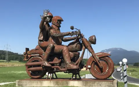Scultura in metallo di due motociclisti su una Harley, un saluto iconico al raduno Harley Austria.