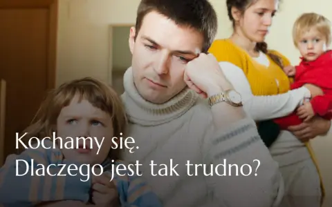 Smutna rodzina patchworkowa, ojciec zamyślony, matka z dzieckiem na ręku. Problemy w relacjach.