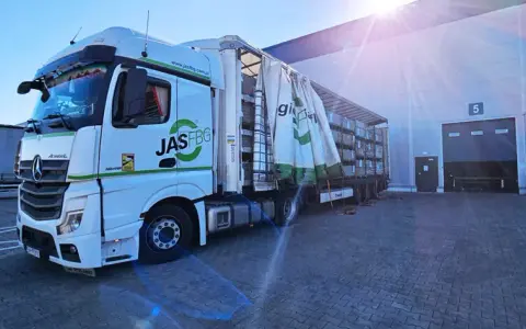 Ile długości ma naczepa tira? Poznaj przepisy i praktyki transportowe