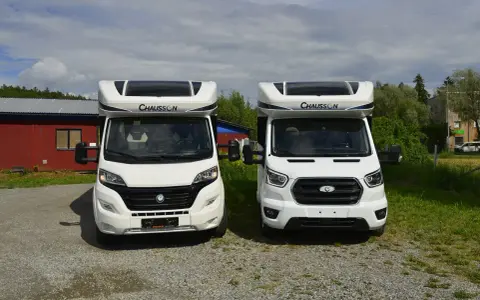 Två vita husbilar av märket Chausson står parkerade bredvid varandra. Ett problem med Chausson?