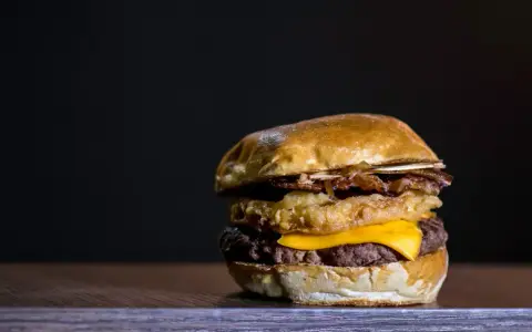 Jak zrobić burgera drwala - prosty przepis na pysznego burgera