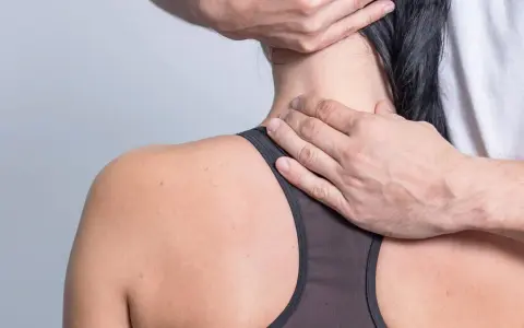 Husten kann zu Nackenschmerzen führen. Eine sanfte Massage im Nackenbereich kann Linderung verschaffen.