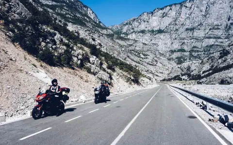 Motocykliści przemierzają malowniczą drogę przez góry, odkrywając najlepszą trasę z Polski do Albanii.