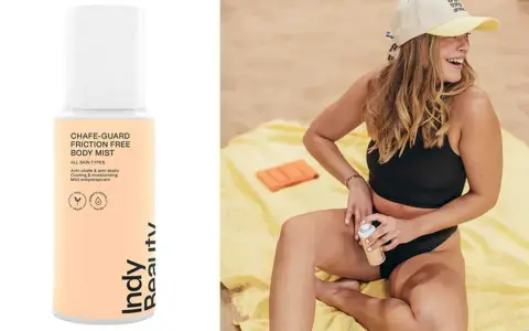En kvinna på stranden använder en spray för att undvika skavsår mellan låren. Produkten heter Chafe-Guard Friction Free Body Mist.