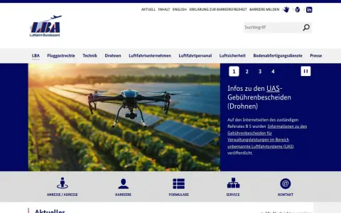 Drohne über Solarpanel-Feld, LBA-Logo. Infos zu UAS-Gebührenbescheiden (Drohnen) auf der Webseite des Luftfahrt-Bundesamtes.