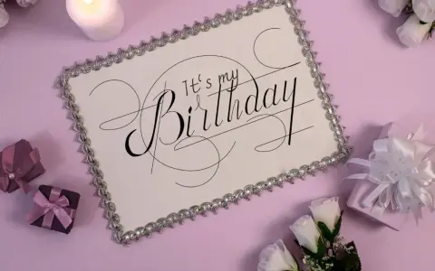 Eleganckie zaproszenie na urodziny w stylu savoir vivre. Biała kartka z ozdobnym napisem "It's my Birthday", otoczona prezentami i świecą.