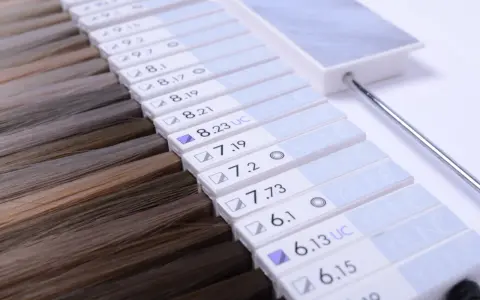 Farbkarte mit verschiedenen Nuancen von Keune Haarfarbe, von hellen Blondtönen bis zu dunklen Braun.
