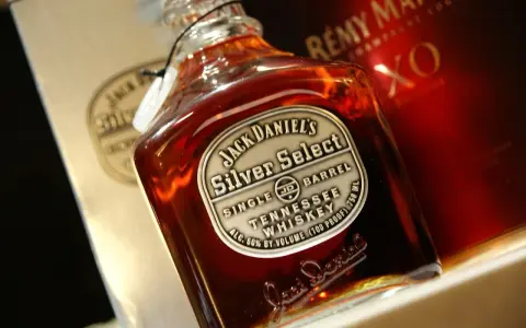 Butelka Jack Daniel's Silver Select Single Barrel Tennessee Whiskey. Wyjątkowy jack daniels smak, idealny na specjalne okazje.