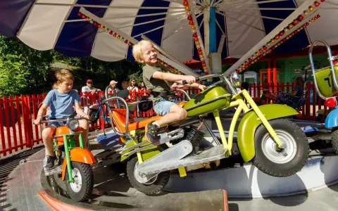 Barn njuter av en motorcykelkarusell på Tivoli Oslo.