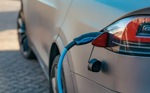 Samochód elektryczny czy warto? Odkryj prawdziwe koszty i oszczędności