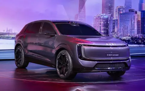 Futurystyczny suv Audi E SUV concept prezentowany na tle miejskiej panoramy.
