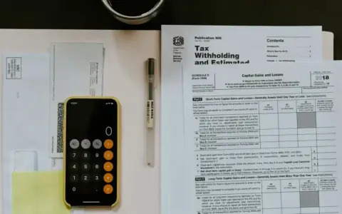 VAT na noclegi: 8% czy 23%? Uniknij błędów!