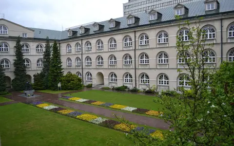 Dziedziniec uniwersytecki w Lublinie, idealne miejsce na studia.