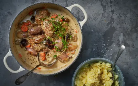 En krämig snabb kycklinggryta med schalottenlök, morötter och svamp, toppad med färsk timjan. Serveras med en skål potatismos.