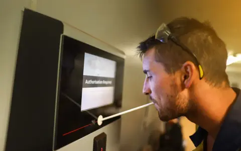 Pracownik przechodzi kontrolę trzeźwości. Podstawa prawna to bezpieczeństwo pracy.