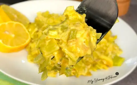 Délicieuse recette avec poireaux crémeux, servie avec des quartiers de citron. Un plat réconfortant et plein de saveurs.