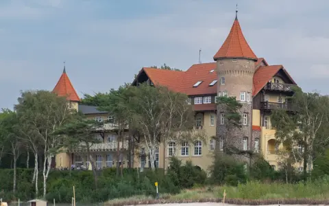 Zamek nad morzem, idealne miejsce na łeba atrakcje dla dorosłych. Piękna architektura i widok na plażę.