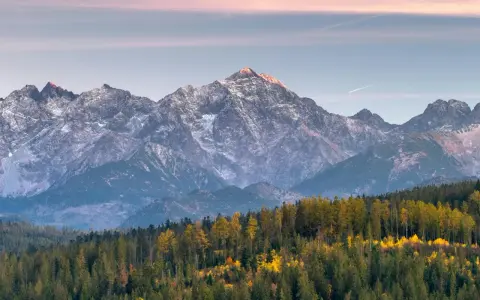 Majestatyczne Tatry o zachodzie słońca, idealne tło dla romantycznych chwil. Zakopane atrakcje dla par czekają!