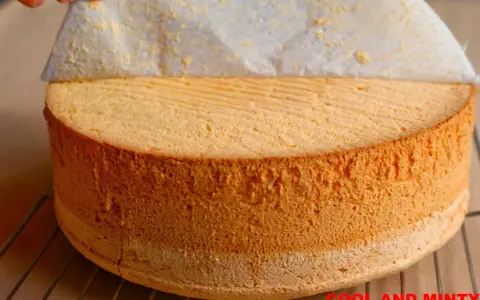 Delikatne ciasto na biszkopcie zdejmuję z papieru do pieczenia. Idealne do tortu.