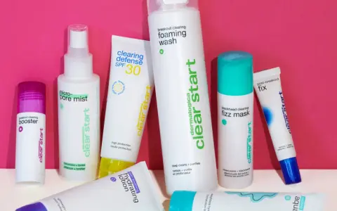 Produkte für eine effektive **skin care routine**: Booster, Mist, Sonnenschutz, Waschgel, Maske und Post-Breakout-Fix.