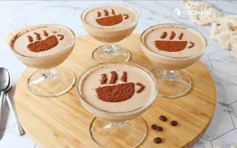 Cuatro copas de delicioso mousse de café, decoradas con cacao en polvo simulando una taza humeante.