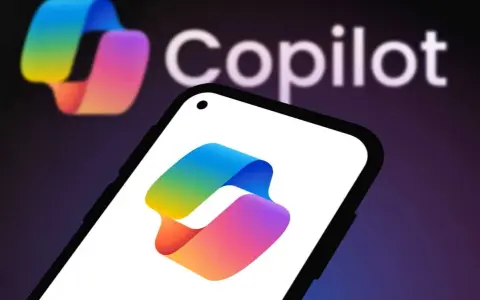 Kolorowe logo Copilot 365 na ekranie smartfona i w tle.