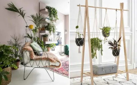 Un coin plantes salon bohème avec un fauteuil confortable et des étagères remplies de verdure. À droite, un portant en bois suspend des plantes en macramé.