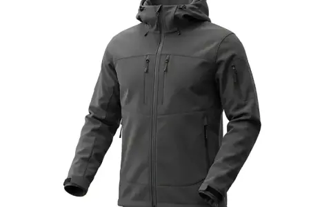 Szara kurtka softshell co to? Wygodna, z kapturem i wieloma kieszeniami, idealna na zmienną pogodę.
