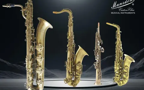 Vier verschiedene **Saxophon Arten** von Mansdone, von groß bis klein, glänzen auf einer Spiegelplattform vor einem dramatischen Hintergrund.