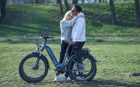 Para zakochanych przy rowerze elektrycznym z silnikiem centralnym, gotowa na wspólną przejażdżkę po parku.