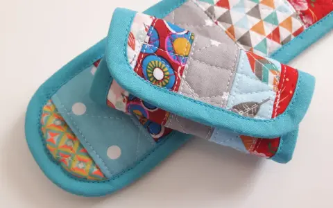 Idée couture : tissu matelassé aux motifs géométriques et floraux, bordé de biais turquoise. Parfait pour un manique ou un dessous de plat original.