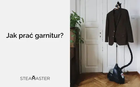 Brązowy garnitur wisi na stojaku obok parownicy. Czy garnitur można prać w pralce? Zobacz, jak odświeżyć ubranie.