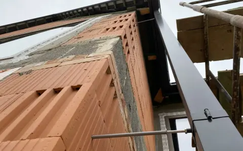 Ile rur spustowych na m2 dachu? Oblicz EPD i uniknij zalania!