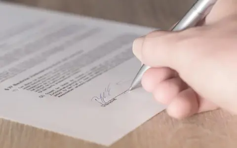 Przegląd techniczny budynku: umowa o dzieło czy zlecenie? Sprawdź różnice