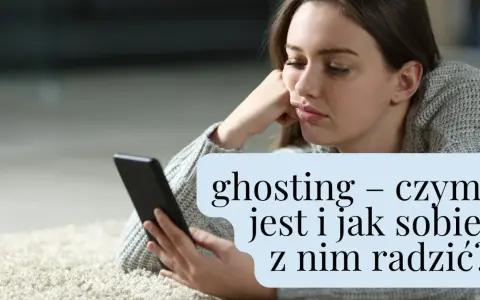 Smutna dziewczyna z telefonem, doświadczająca ghostingu w przyjaźni. Jak sobie z tym radzić?
