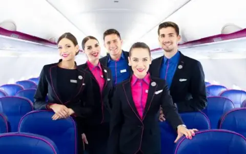 Ile zarabia stewardessa Wizz Air? Pensja, dodatki, benefity.