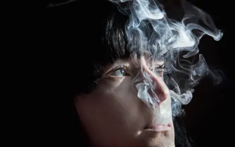 Rauchende Augen, umhüllt von Nebel. Ein Blick, der Geschichten erzählt, während der Rauch wie ein Schleier die Konturen verwischt.